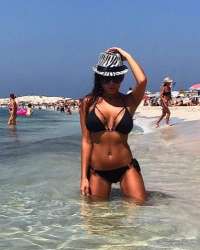 Yabancı Bayan'daki Büyüleyici Kız